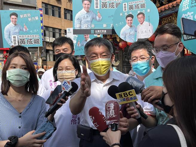 台北市长柯文哲16日指出，防疫指挥官还要处理纾困、振兴、转型等问题，认为副总统赖清德当过阁揆，比王必胜更适合当防疫指挥官。(蔡依珍摄)