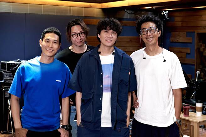 马念先（右）昨和宇宙人为下月演出排练。（光尚娱乐提供）