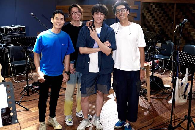 马念先（右）昨和宇宙人为下月演出排练。（光尚娱乐提供）