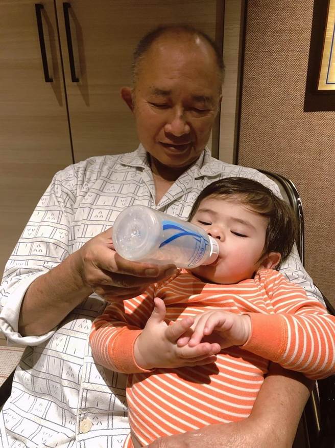 吳宇森私下也做奶爸，餵孫喝奶。（倪有純提供）