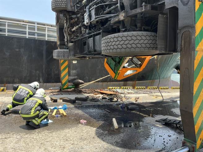 基隆港西16码头发生吊车倾倒意外，幸而除驾驶擦伤外，没有造成其他伤亡。（基隆港务消防队提供／张志康基隆传真）