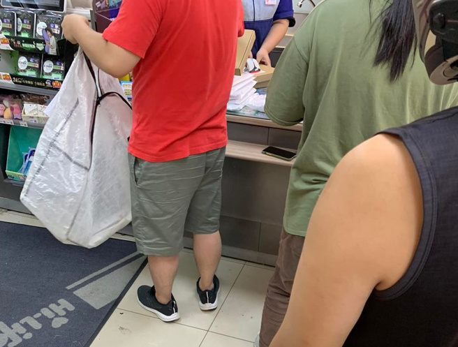 1名网友发文抱怨，日前他去超商结帐时见前方客人拿100件商品寄货，他傻眼表示：「后面一排人等半天看他表演」。（图／爆怨公社）
