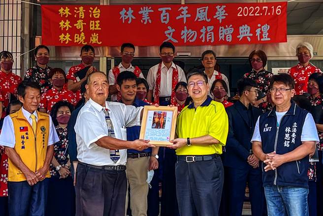 林清治（中左）捐赠高度近200公分的国宝级花瓶给新竹县政府，由县长杨文科（中右）代表接受。（罗浚滨摄）