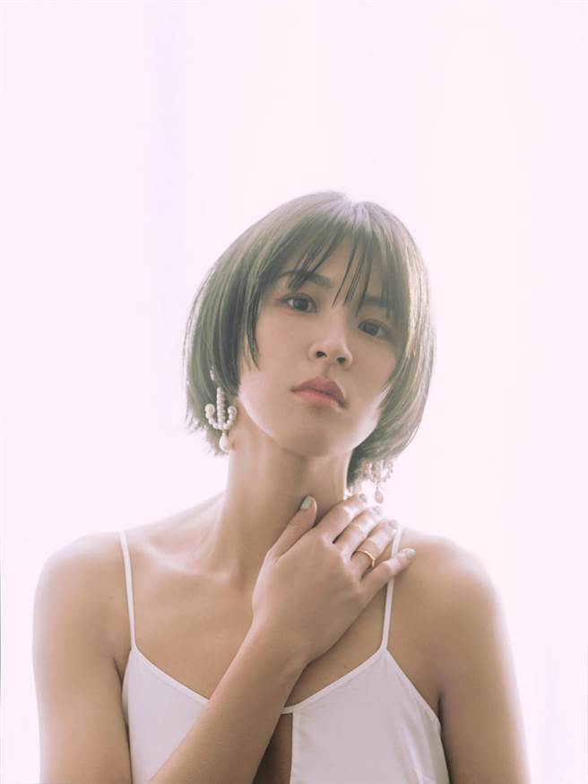 曾沛慈新造型挑战性感服装。（亚神音乐提供）