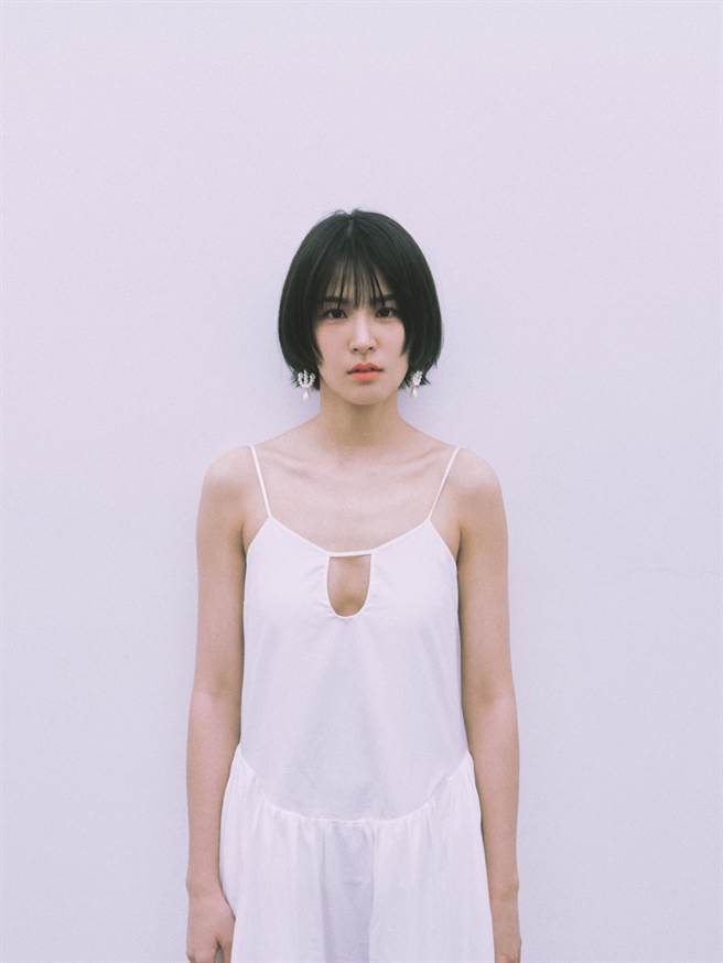 曾沛慈新造型挑战性感服装。（亚神音乐提供）