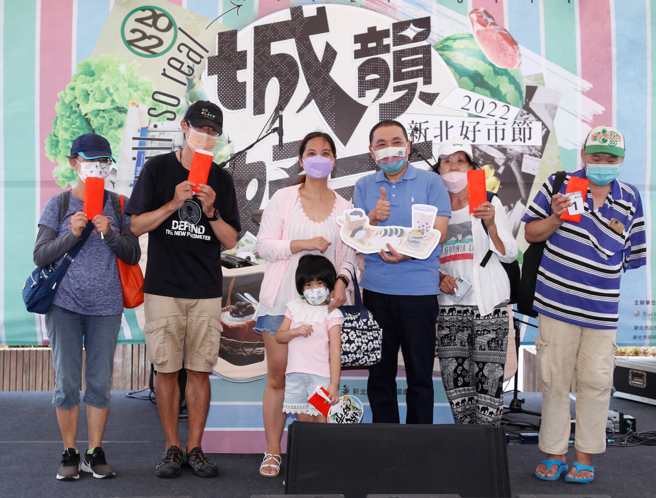 新北市經發局主辦「2022新北好事節」16日登場，侯友宜市長(右三)前來視察及抽出五位幸運民眾獲得千元買菜金。(陳怡誠攝)