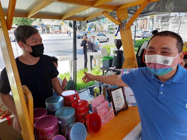 新北市長侯友宜出席「新北好市節」與攤商互動熱絡。（陳慰慈攝）