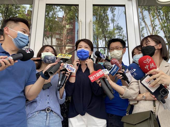 台北市副市長黃珊珊（中）今下午出席活動時被問到是否參加雙城論壇，黃珊珊表示是分工問題不會出席。（陳薏云攝）