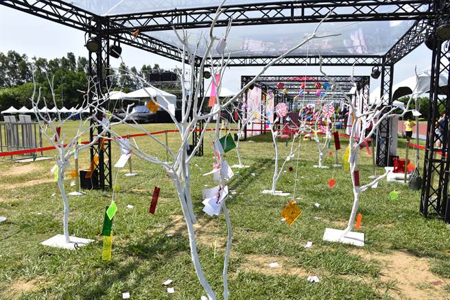 苗栗县政府连续2天在竹南运动公园举办山酿音乐季，设置祈福区供民眾祈愿。（谢明俊摄）