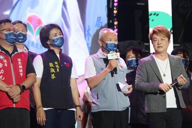 苗栗县政府连续2天在竹南运动公园举办山酿音乐季，邀请翁立友献唱，苗栗县长徐耀昌登台感谢赞助厂商。（苗栗县政府提供／谢明俊苗栗传真）