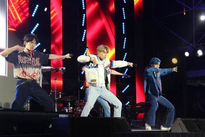 苗栗县政府连续2天在竹南运动公园举办山酿音乐季，知名团体五坚情演出劲歌热舞。（苗栗县政府提供／谢明俊苗栗传真）