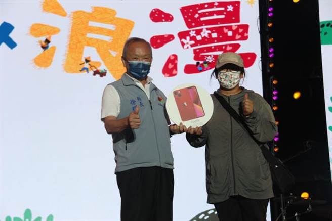 苗栗县政府连续2天在竹南运动公园举办山酿音乐季，苗栗县长徐耀昌主持摸彩，抽出苹果手机大奖。（谢明俊摄）