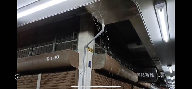 竹市議員接獲陳情，東門市場地下室有污水瀑布從天而降，造成市場臭氣沖天。（林耕仁團隊提供／王惠慧新竹傳真）