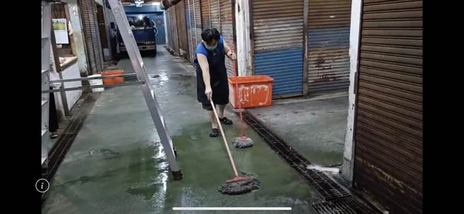 竹市議員接獲陳情，東門市場地下室有污水瀑布從天而降，讓攤販苦不堪言。（林耕仁團隊提供／王惠慧新竹傳真）