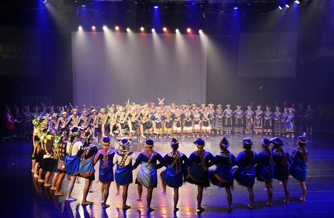 原民文化中心年度新作《拉瓦爾群篇－記得我》首演，特地邀請族人共同演出。（林和生攝）