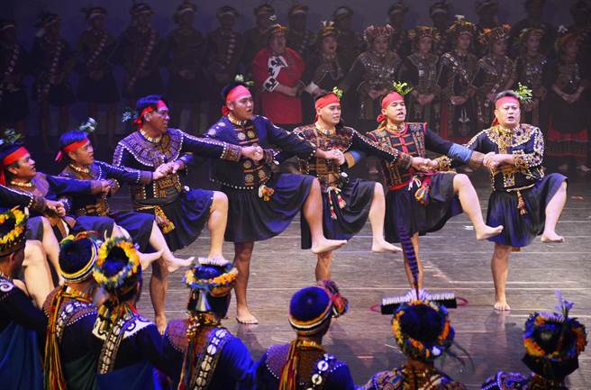 原民文化中心年度新作《拉瓦爾群篇－記得我》首演，祭典中的勇士舞也成樂舞焦點。（林和生攝）