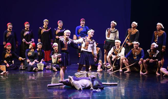 透過深入部落採集，原民文化中心年度新作《拉瓦爾群篇－記得我》首演，狩獵文化也成樂舞焦點。（林和生攝）