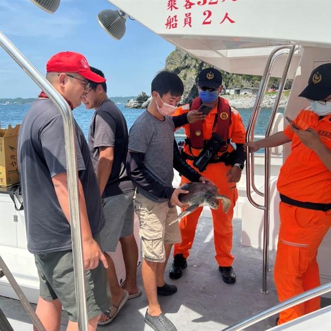 船長項彥豪發現玳瑁遭漁網纏繞，會同海巡署即刻救援。（鉅隆船隊提供／張志康基隆傳真）