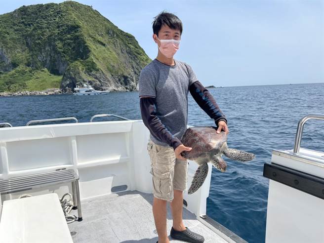 項彥豪救援成功，將玳瑁放回大海。（鉅隆船隊提供／張志康基隆傳真）