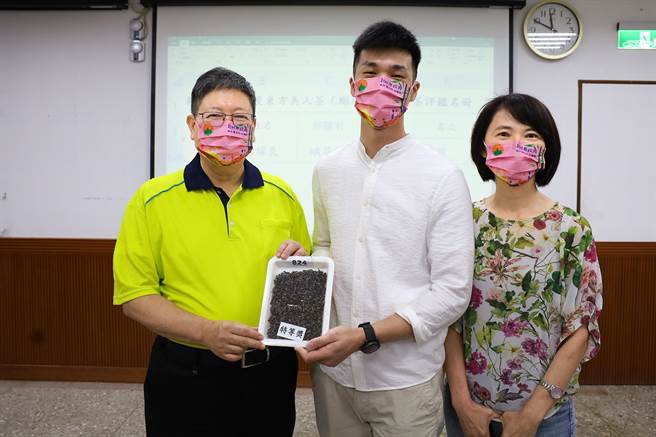新竹县东方美人茶（膨风茶）评鑑比赛，茶农徐耀良抱回特等奖，其子徐维伸（中）说得将十分意外，县长杨文科（左）指茶改场专家评出名副其实的「茶金」。（罗浚滨摄）