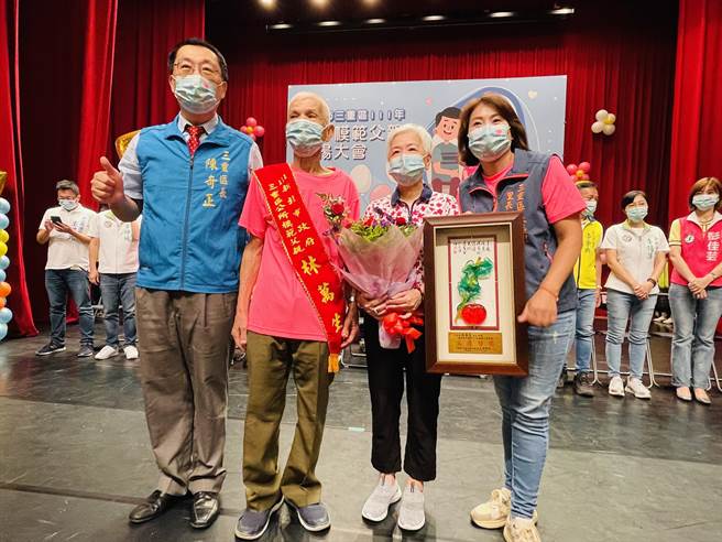 現年86歲獲得模範父親殊榮的林萬生（左二），為今年最高齡的得主。（三重區公所提供）