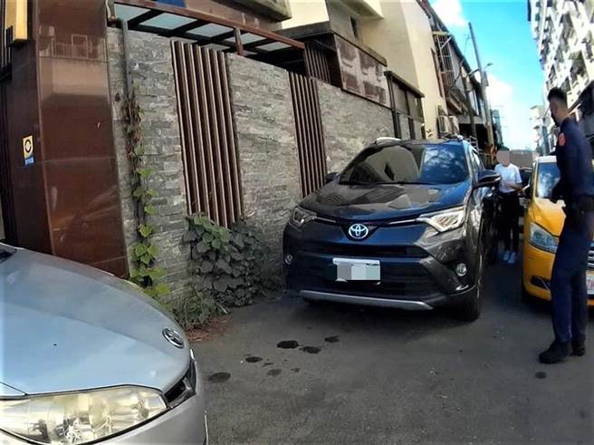 女子旁边和前方都有车辆违规停车，无法将车开出。（翻摄照片／高雄洪靖宜传真）