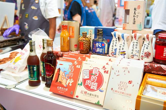 2022台北国际夏季旅展热闹登场，连江县政府以马祖游购YABA形象馆参展，广推马祖SBIR在地产业创新研发伴手礼及提供多项马祖特色景点及旅游路线。（连江县政府提供／陈佑诚传真）