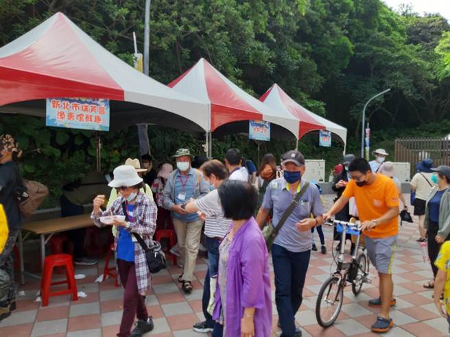 新北市政府農業局與瑞芳區漁會共同舉辦「深澳小卷市集」，民眾可以免費品嘗小卷、炸柳葉魚等美食。（新北市農業局提供／張志康基隆傳真）