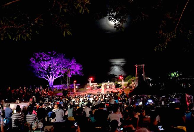 月光海音樂會15日首次辦理售票場，吸引逾3000人共享浪漫仲夏夜。（莊哲權攝） 