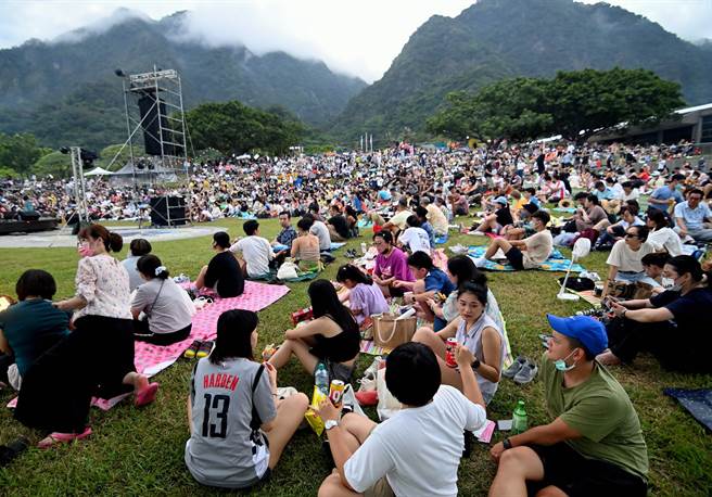 月光海音樂會15日首次辦理售票場，吸引逾3000人共享浪漫仲夏夜。（莊哲權攝） 
