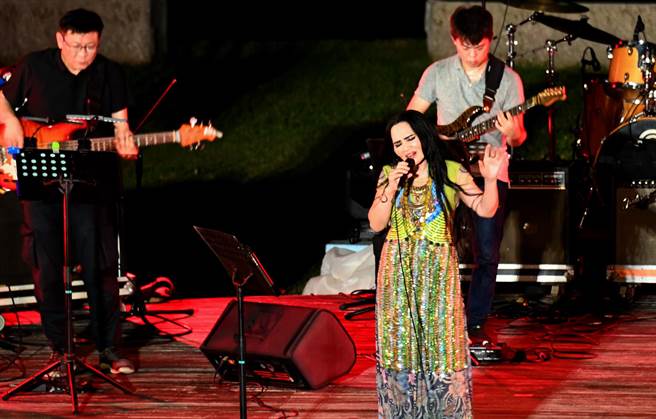 月光海音樂會15日首次辦理售票場，吸引逾3000人共享浪漫仲夏夜。（莊哲權攝） 