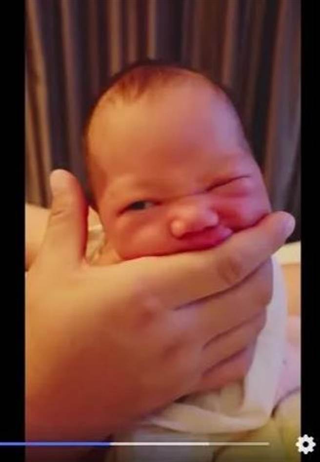 赵小侨女儿典典凶猛啃咬爸爸手指，模样萌翻。（翻摄赵小侨脸书）