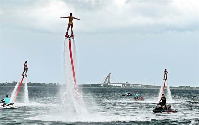 在刺激水上活动加持下，宣告大鹏湾国际休閒特区重新开放。（林和生摄）