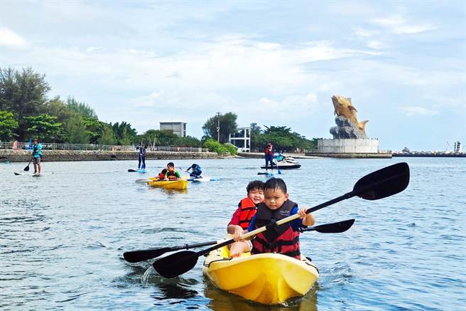 睽违3年、大鹏湾国际休閒特区重新开放，民眾在台湾灯会主灯前畅玩水上活动。（林和生摄）