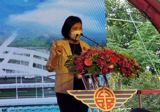 云林县长张丽善昨（15日）出席斗南石牛溪桥竣工祈福典礼致词时，细数最近在中央卡关的建设案。（周丽兰摄）