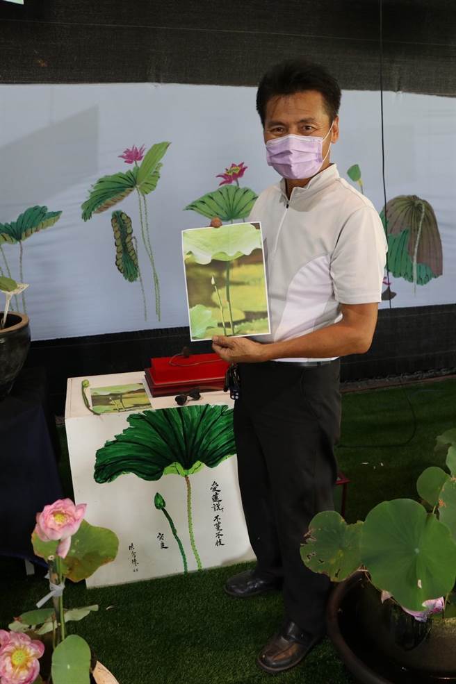 蓮花園休閒農業協會理事長王昱翔特別請畫家將罕見一幕記錄下來。（蔡明亘攝）