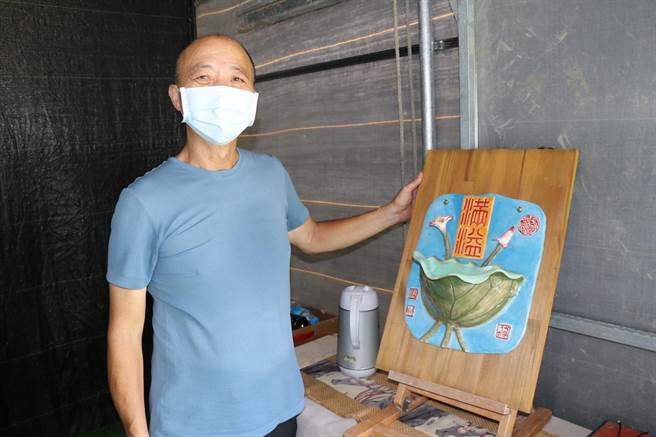 農友張峻瑜以藝術品方式展現蓮花之美。（蔡明亘攝）