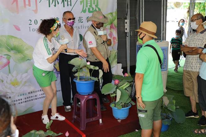 名荷大展現場還有蓮花盆栽交流展售與拍賣會。（蔡明亘攝）