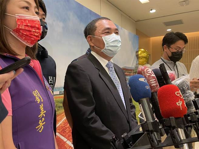 民進黨新北市長參選人林佳龍今在在臉書公布競選Slogan「新北大翻新！市民一起贏！」，新北市長侯友宜則細數政績表示，「新北市已經躍起為更好、更棒的國際化大都市」。（蔡雯如攝）