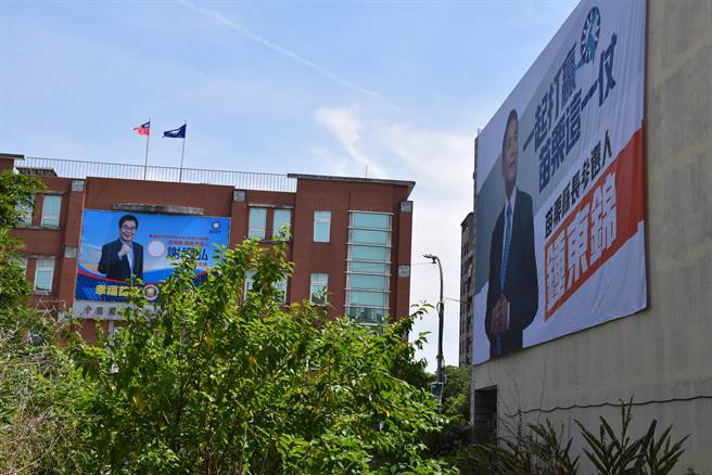 国民党主席朱立伦17日赴苗栗县党部，坚持参选到底的苗栗县议长锺东锦刻意在前一天在党部旁挂上竞选看板。（谢明俊摄）
