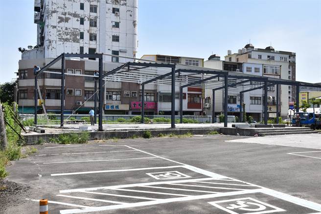 坚持参选到底的苗栗县议长锺东锦设在苗栗市民族路的竞选总部已开始动工。（谢明俊摄）
