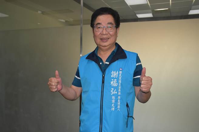 国民党主席朱立伦17日赴苗栗县党部监交主委交接，并替党提名参选人谢福弘授战旗。（谢明俊摄）
