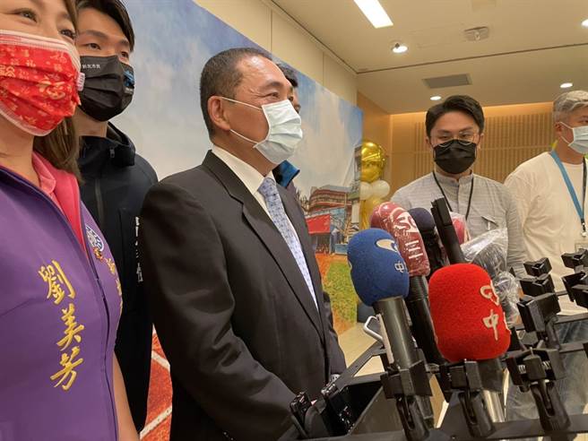 新北市长侯友宜下周将与基层议员参选人拍摄形象照，他表示，最主要还是会把市长工作做好，积极推动市政，除了市长角色努力做之外，其他相关事情由党部按既定计画安排。（蔡雯如摄）