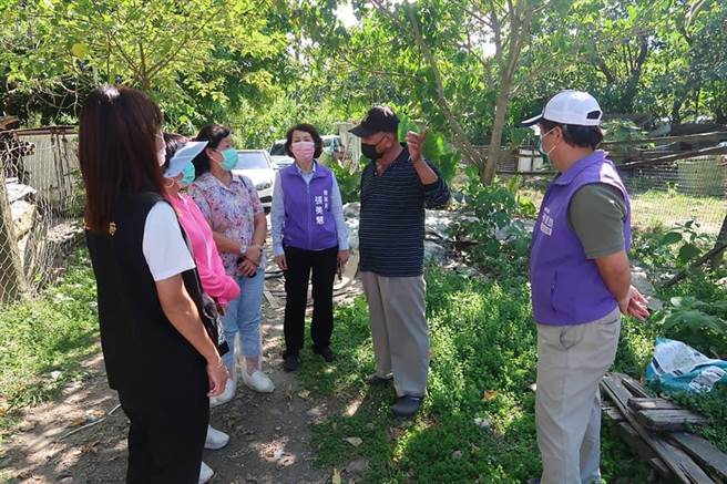 爱妈朱素梅辞世，身后留下狗园，县议员张美慧（右3起）、张怀文、徐雪玉以及农业处长陈淑雯等人到场关切。（县议员张美慧提供）