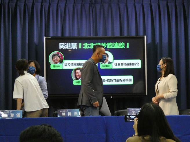 民進黨台北市長參選人陳時中獲提名僅3天，競選人事陸續到位。但獲提名近2個月的國民黨台北市長參選人蔣萬安卻仍未擺出陣型，遭民進黨立委高嘉瑜酸萬安王子原地踏步。國民黨發言人柳采葳反諷，隔著營幕都聽到高澎湃十足歌聲。（周志豪攝）