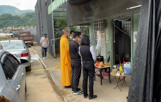 死者賴鋕卿及其女兒賴彥予卻無端遭殺，令家人無法接受；賴鋕卿的女婿今招魂時擲了15次筊才有連續聖筊，痛罵「嫌犯做這個，害不害怕死刑？」（翻攝照片）