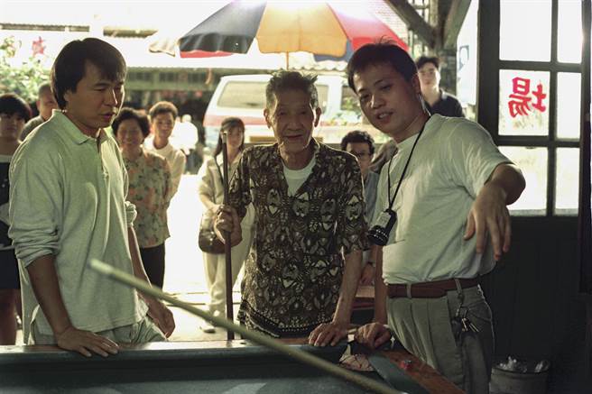 導演徐小明（右）與監製侯孝賢（左）當年在《少年吔，安啦！》片場工作照。（牽猴子提供）