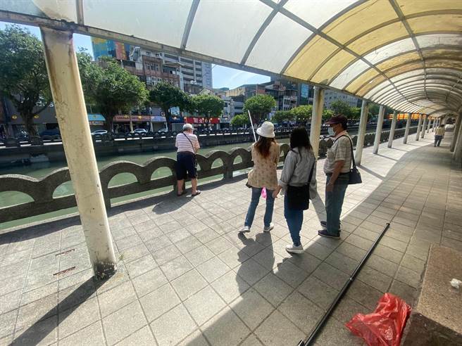 田寮河畔有不少民眾聚集，希望能解救受困的夜鷺。（市議員陳薇仲提供／張志康基隆傳真）