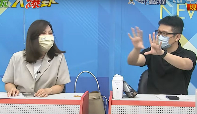 柳采葳(左)说要办「论文展」，朱凯翔(右)加码说要办「陈时中迷因展」。（图／取自《周末大爆卦》）