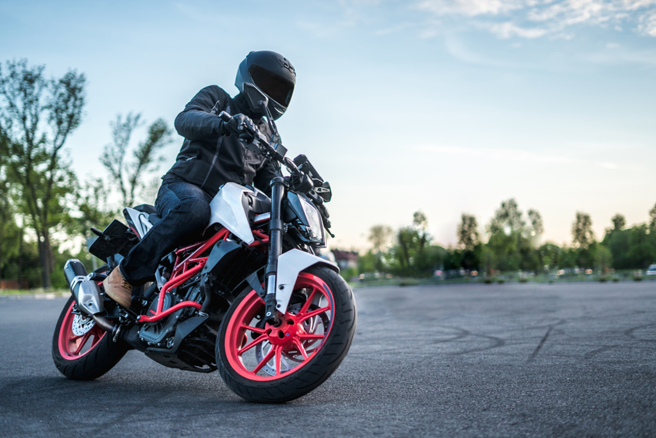 網友租借重機遭開罰單，車行因為要領新車牌，詢問他能否先將1800元罰金匯出，他認為車行此要求不合理，直言就是沒錢，2方爭論不休。（達志影像）